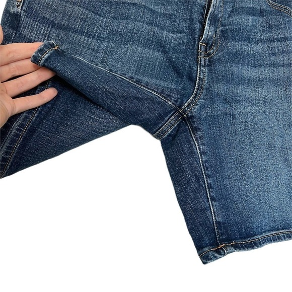 GAP 5" Mid Rise Distressed Jean Shorts in Medium Destroy Denim Size 29 / 8R - Picture 7 of 7